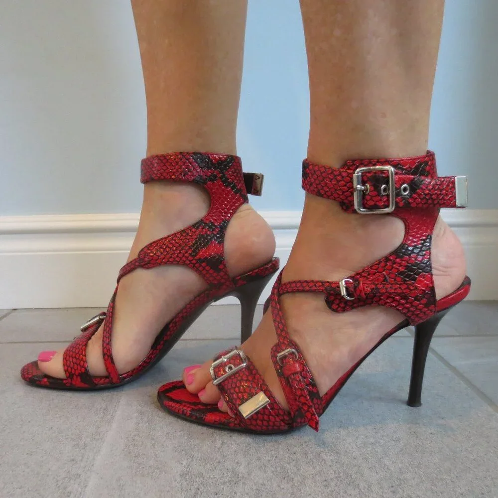 CHLOE Red and Black Leather Buckle Design High Heel Sandals - Picture 3 of 9